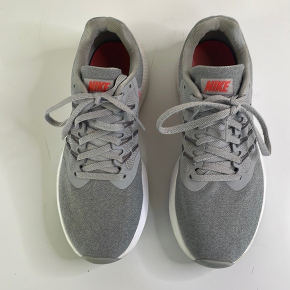 Nike running shoes Style Run swift gently used - Picture 2 of 9